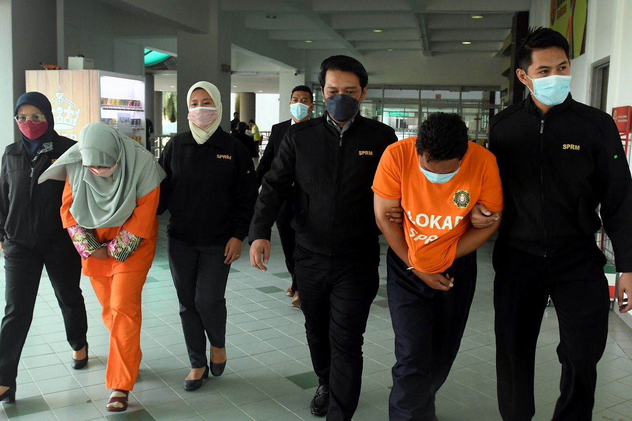 涉嫌逾18万贪污案 公仆夫妇遭延扣4天