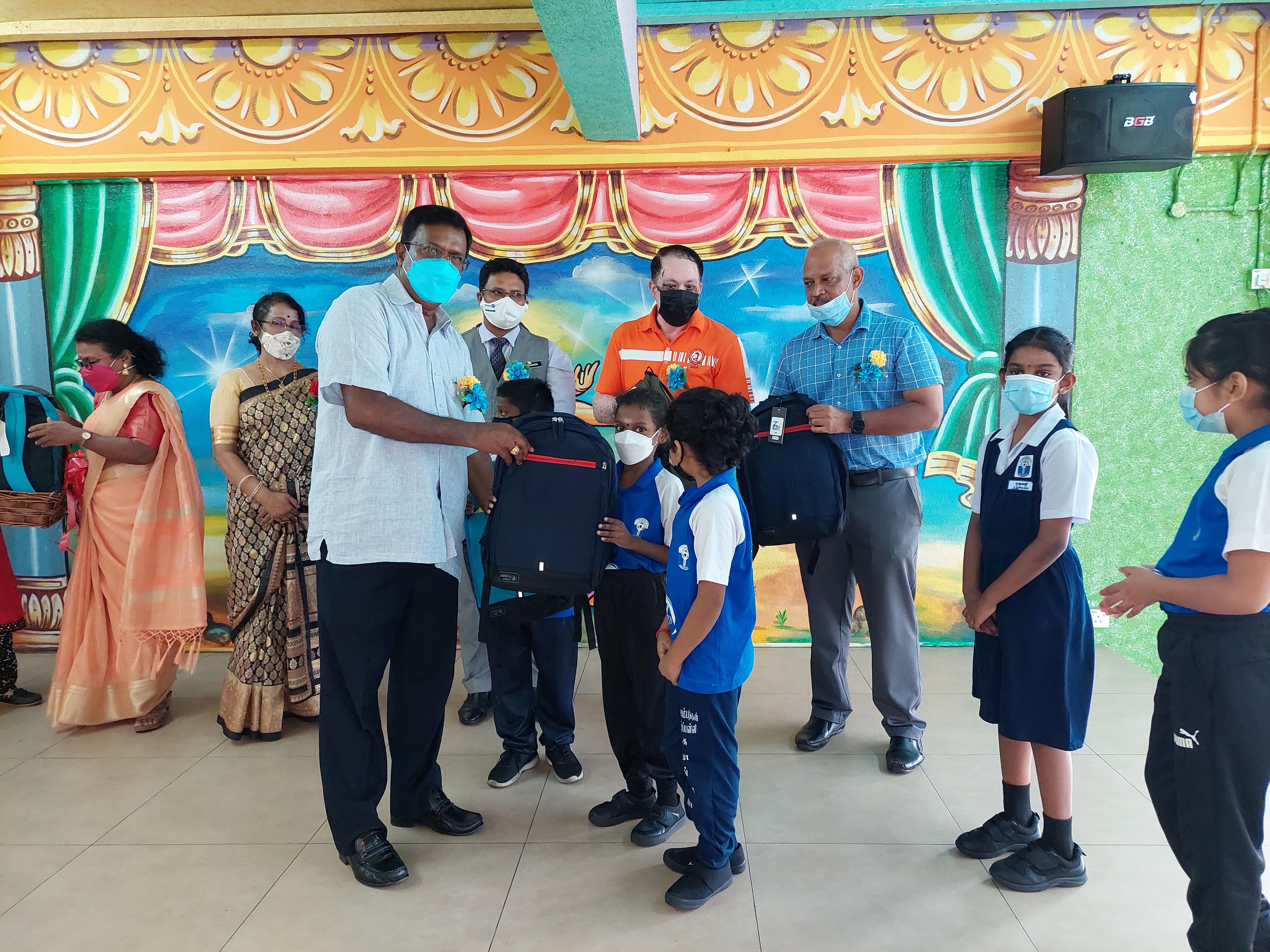 கோத்தா கெமுனிங்  ஸ்ரீ மகா மாரியம்மன் ஆலய ஏற்பாட்டில் வெள்ளத்தில் பாதிக்கப்பட்ட 100 மாணவர்களுக்கு பள்ளி உபகரணங்கள்  விநியோகம்