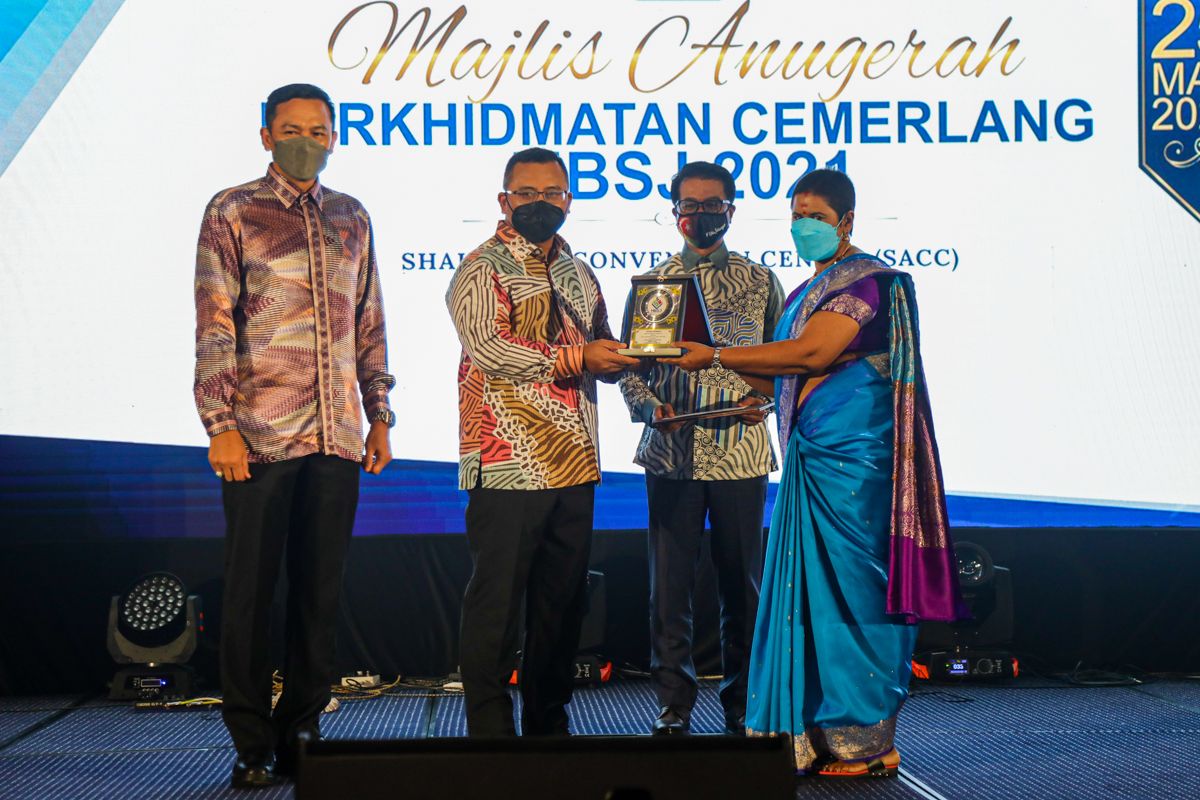 118 எம்பிஎஸ்ஜே ஊழியர்கள் 2021 இன் சிறந்த பணியாளர்களுக்கான  விருதைப் பெற்றனர்