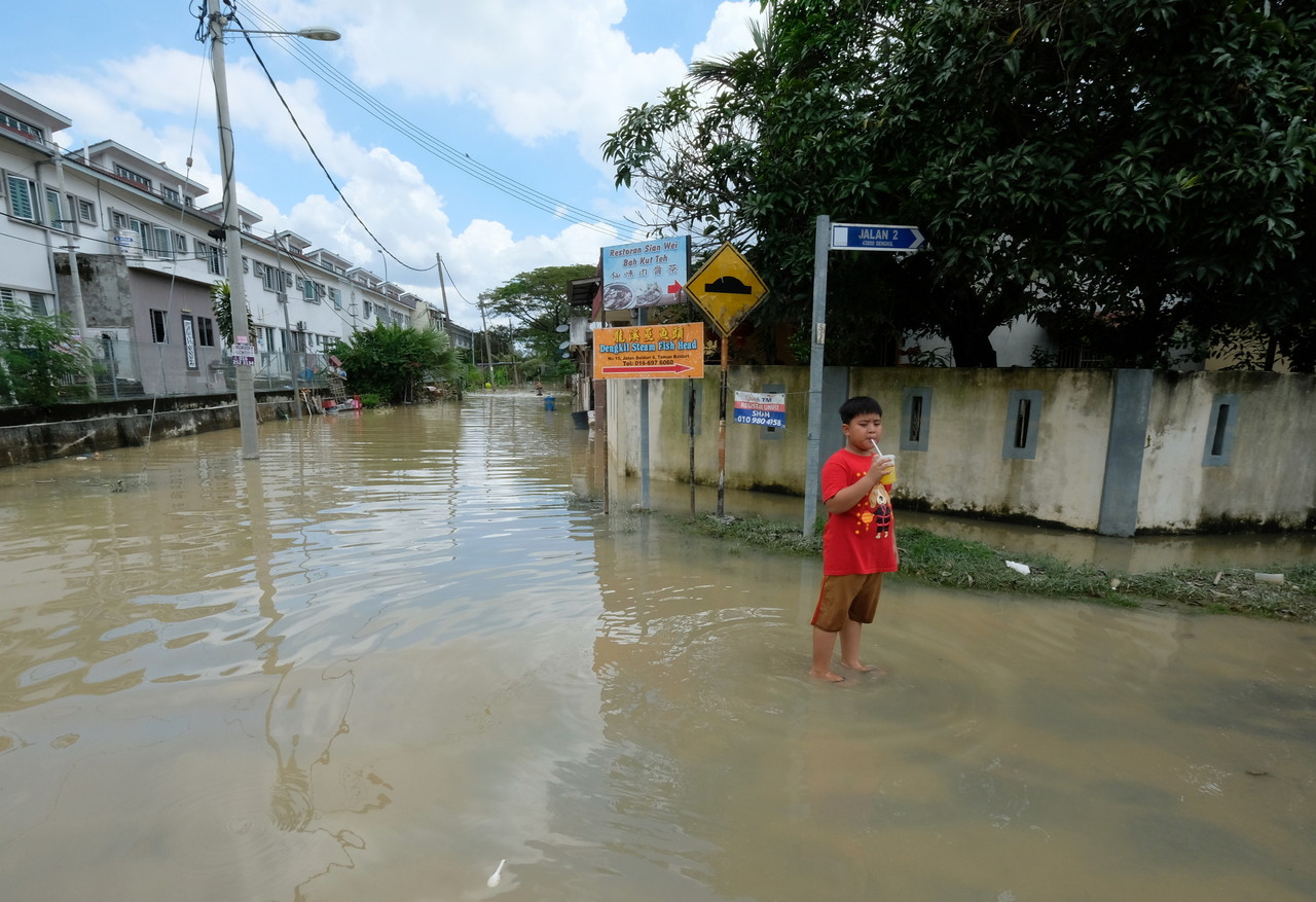 Flash floods hit areas in Seremban