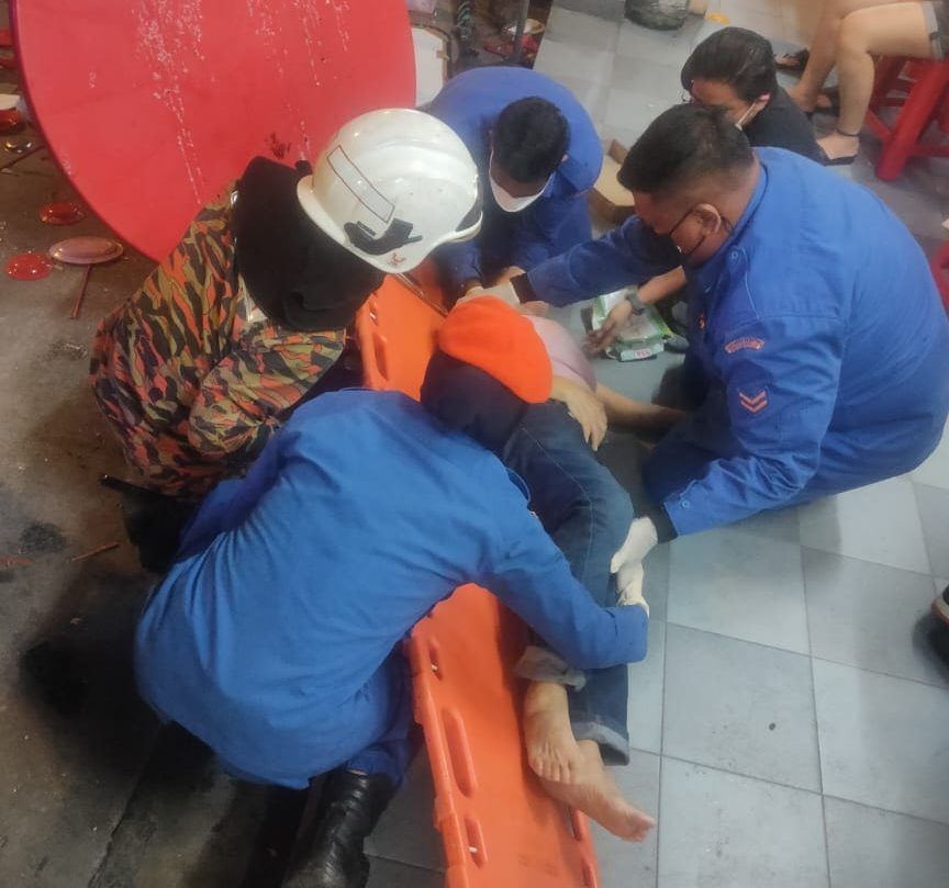 车子失控撞路旁2车 再撞伤7路边档食客