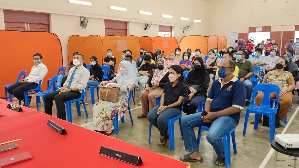 乌冷土地局与居民对话 巩固土崩斜波.检测安全性