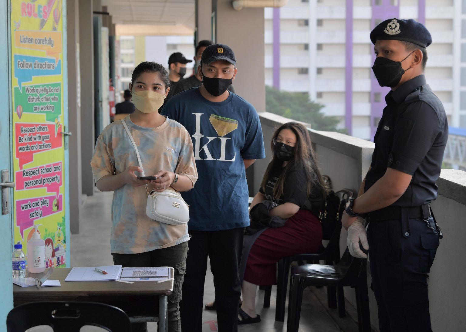 கோவிட்-19 நோயினால் பாதிக்கப்பட்ட நிலையில் வாக்குச் சாவடிக்கு வந்த பெண்மணிக்கு அபராதம்