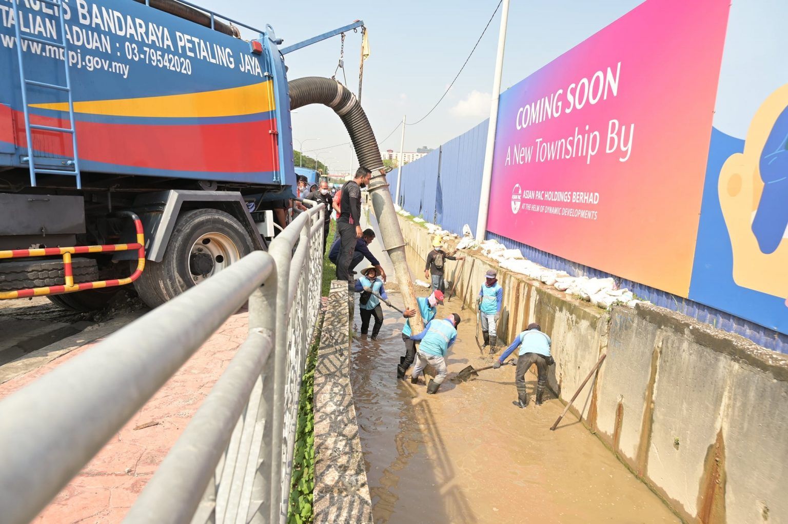 灵市厅去年解决逾1.2万投诉  修树、路灯和阻街最烦人