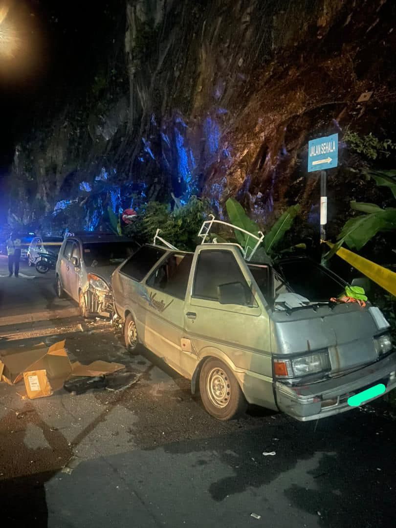 Lapan kenderaan rosak teruk dihempap bongkah batu jatuh dari bukit