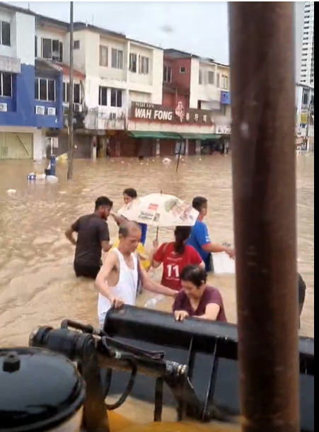 雪州数地区闪电水灾  300灾黎获安顿8疏散中心