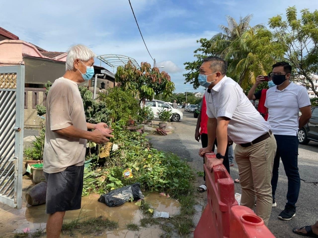 KDEBWM sedia pengorek kaut, lori 10 tan bersihkan Taman Kinrara pascabah