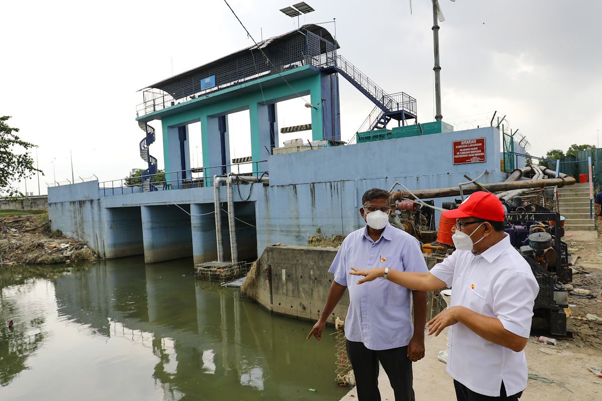 தாமான் ஸ்ரீ மூடாவில் தடுப்பணை உடைந்தது- குடியிருப்புகளுக்குப் பாதிப்பில்லை