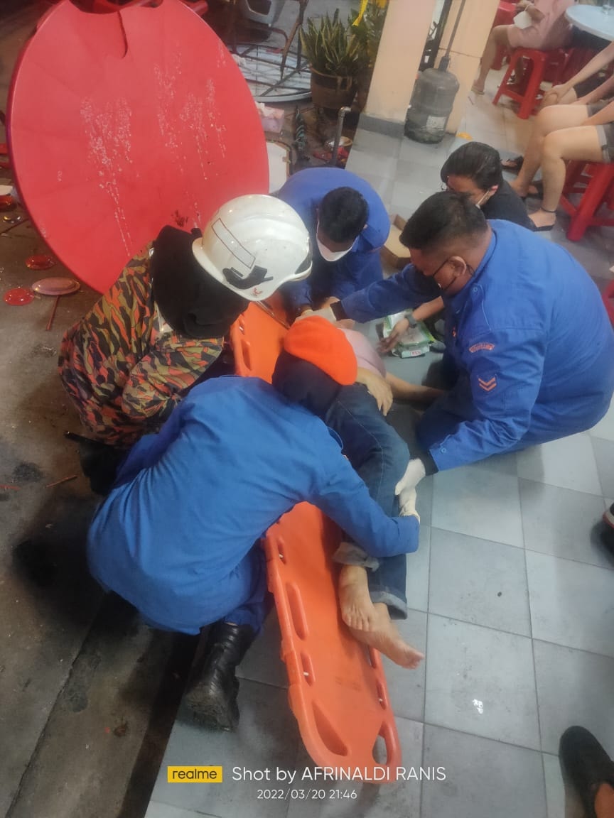 Kereta rempuh kedai makan, tujuh pelanggan cedera