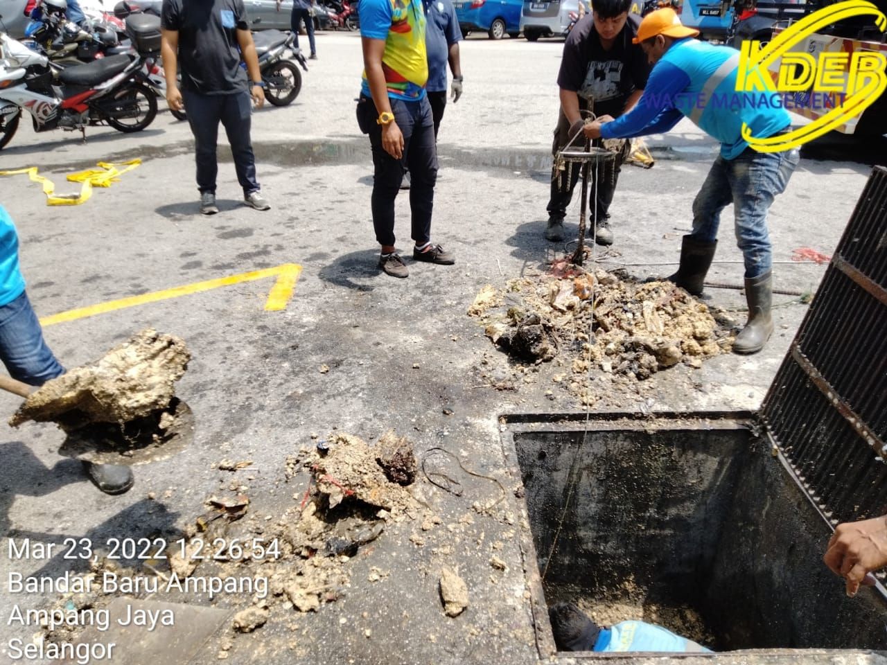 无良商家倒油渍入沟  安邦市会大清洗堵塞沟渠