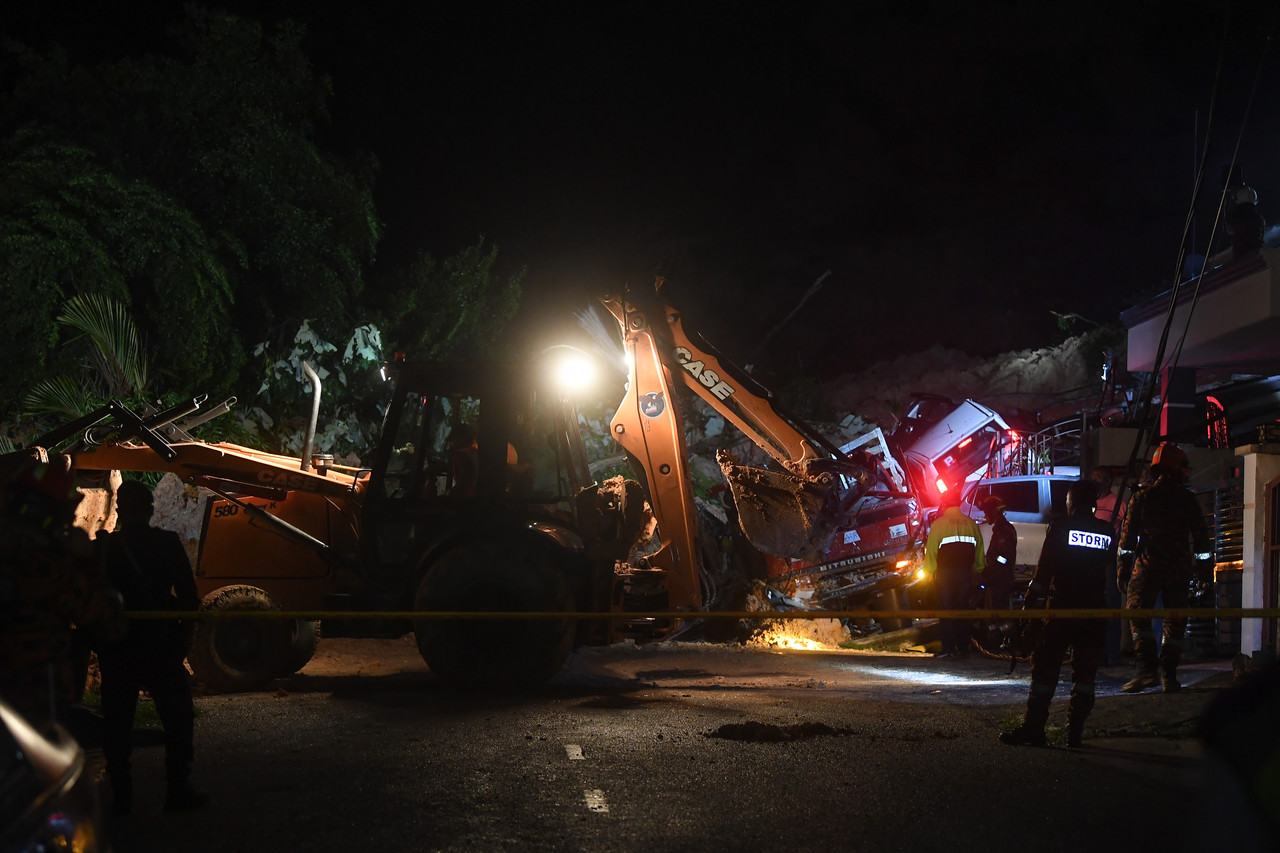 Two rescued, three feared buried alive in Ampang landslide