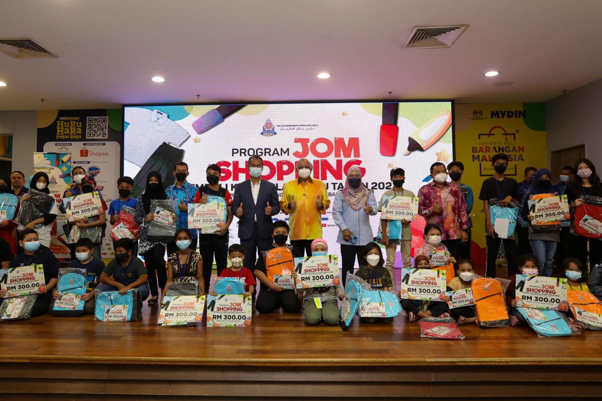 65 keluarga terima baucar persekolahan RM300 sumbangan MBPJ