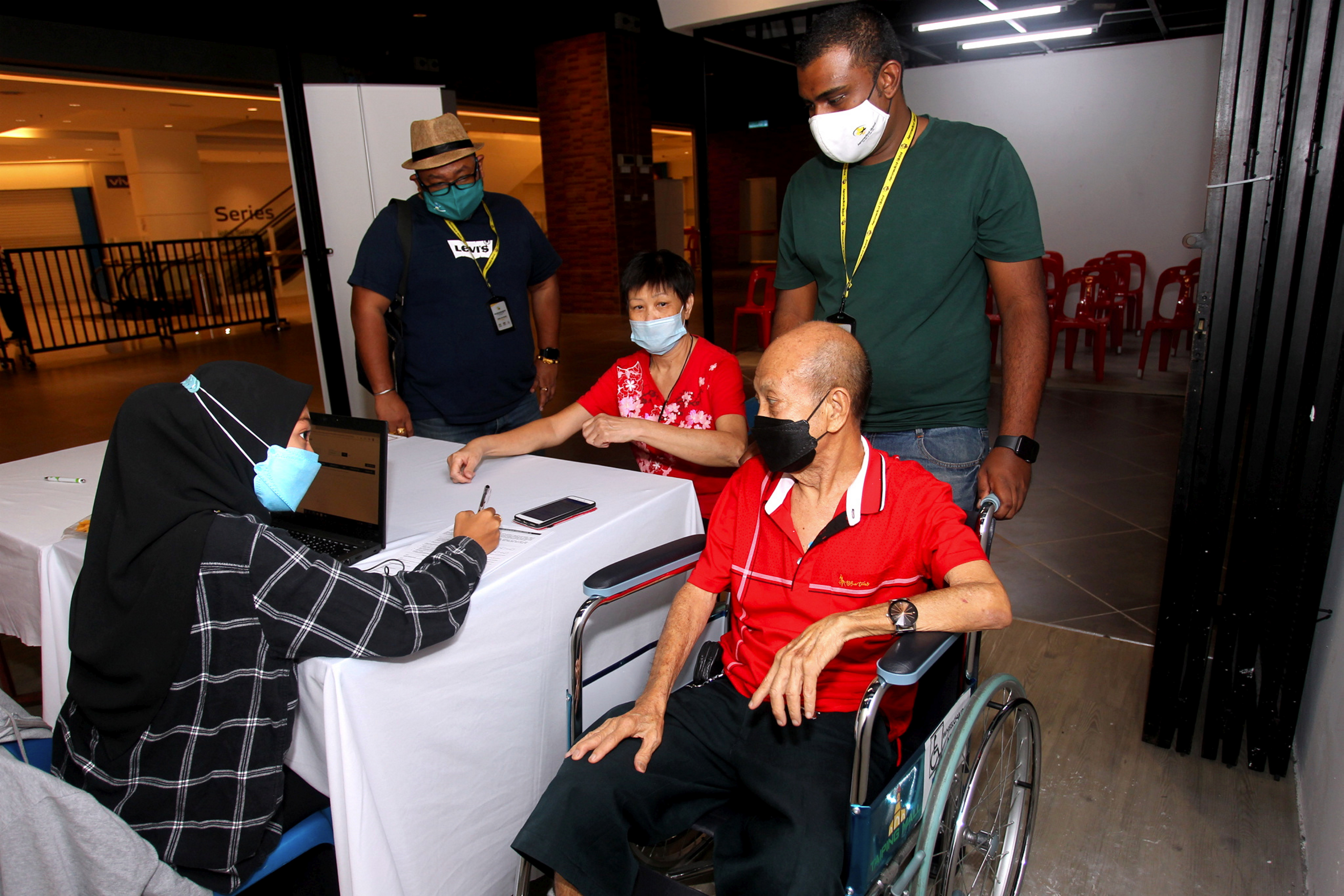 Suntikan di rumah buat warga emas sukar ke pusat vaksin