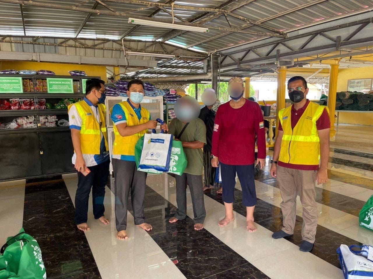 LZS serah bakul makanan, bantu mangsa banjir di Hulu Langat