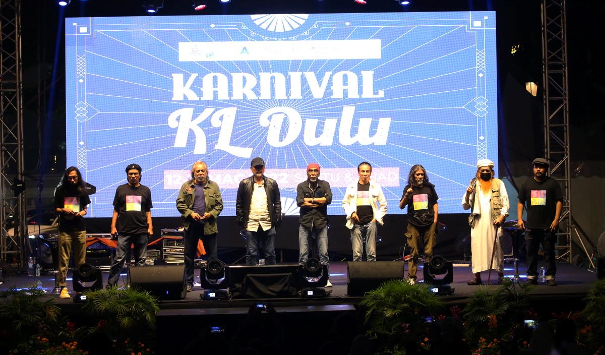 Pelakon Kembara Seniman Jalanan bersatu atas pentas selepas 36 tahun