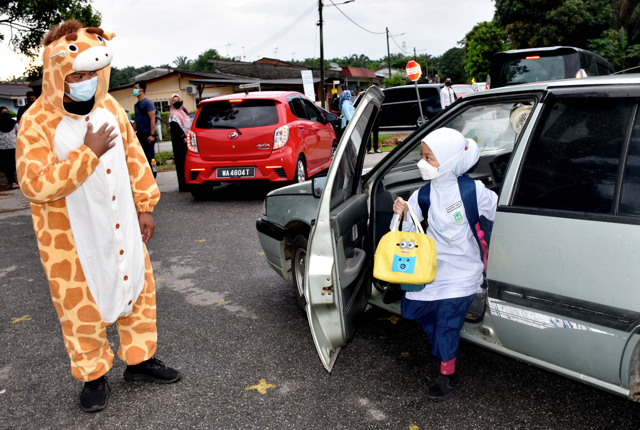Maskot sambut murid, ceriakan hari pertama persekolahan