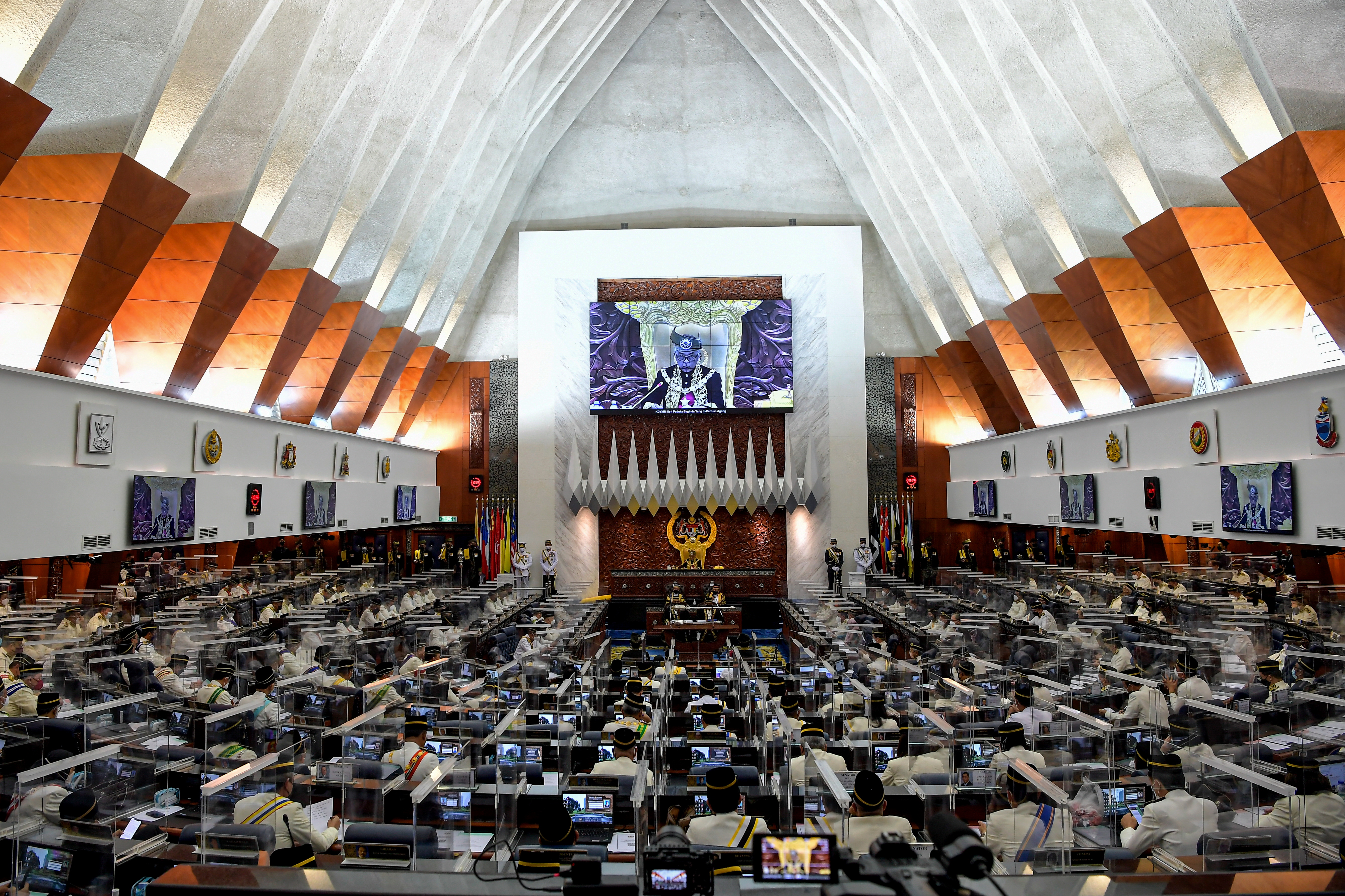 Usul titah diraja dilulus, peletakan jawatan Tengku Zafrul 'warnai' Dewan Rakyat