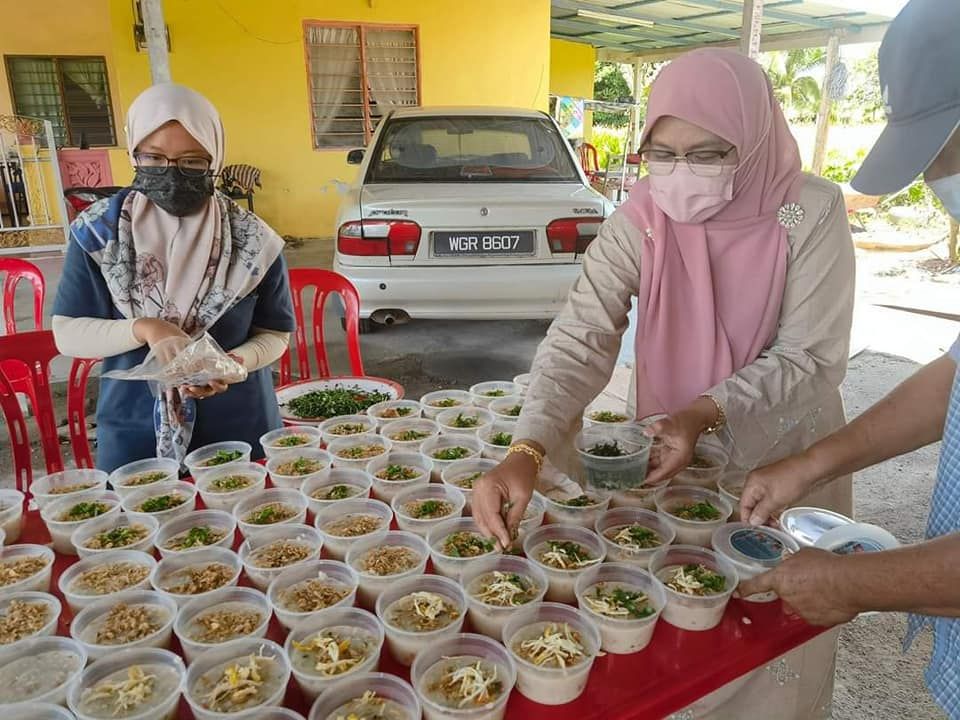 Lebih 300 bubur lambuk diagih kepada penduduk sekitar DUN Permatang