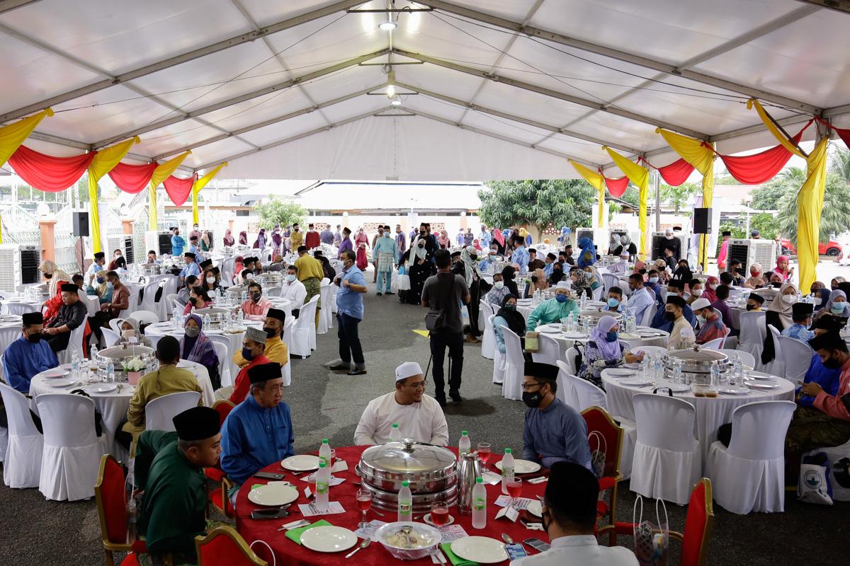 MB breaks fast with Hulu Selangor residents, joins Quran recital