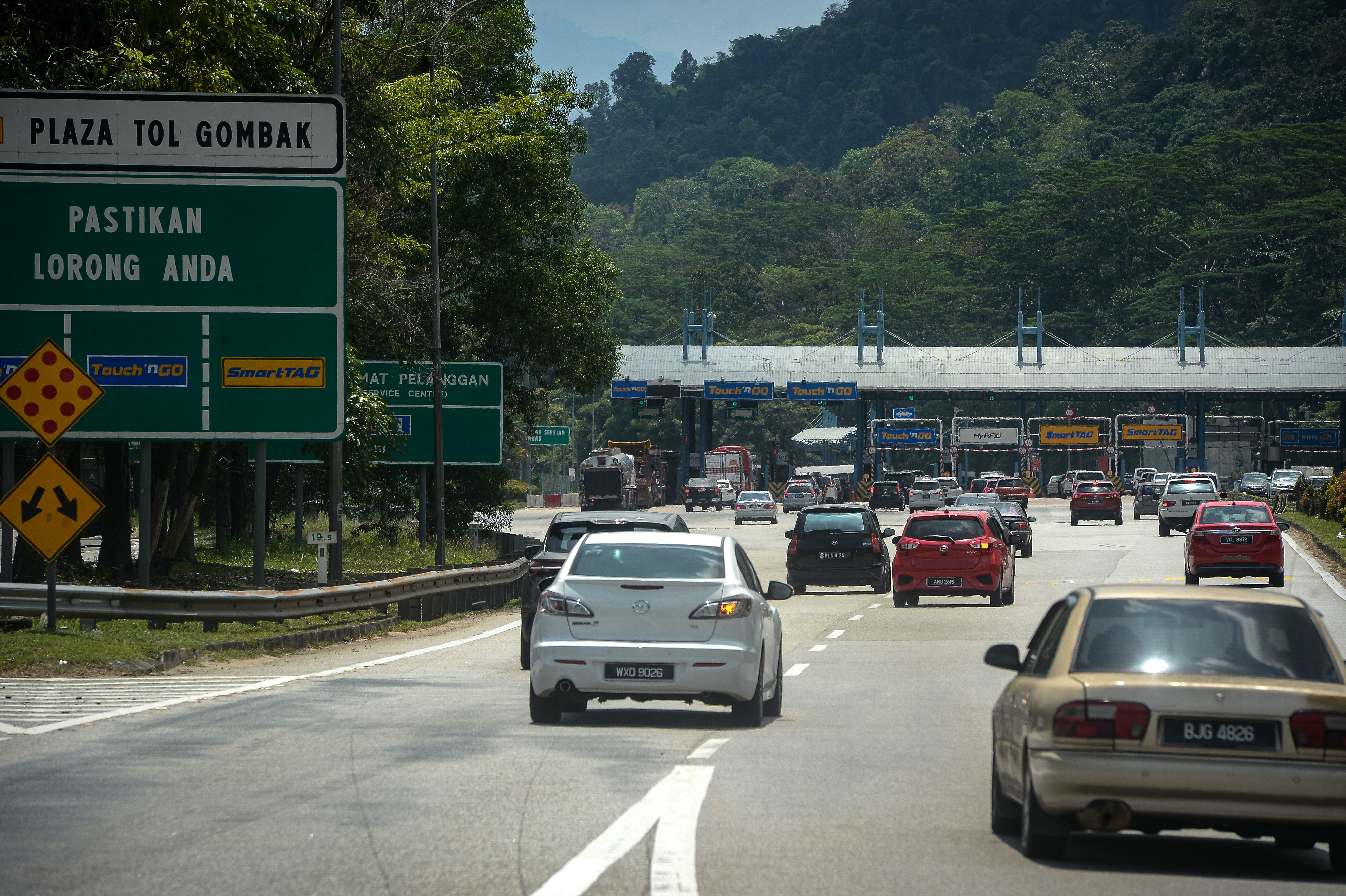 Trafik mula perlahan di beberapa lebuh raya utama pagi ini