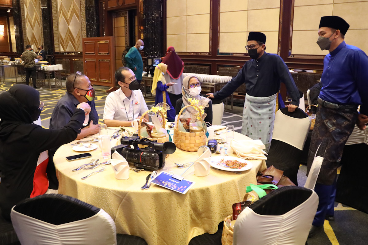 MBSJ rai pengamal media, anak yatim berbuka puasa