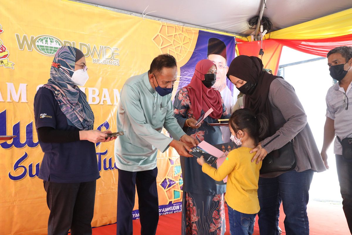 450 warga DUN Sungai Tua terima baucar beli-belah Aidilfitri RM100