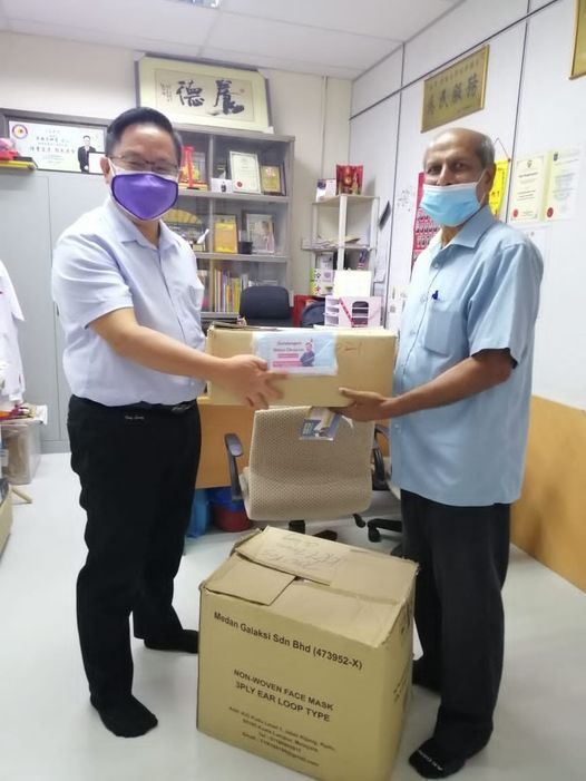 梁德志赠池龙花园居民700包口罩