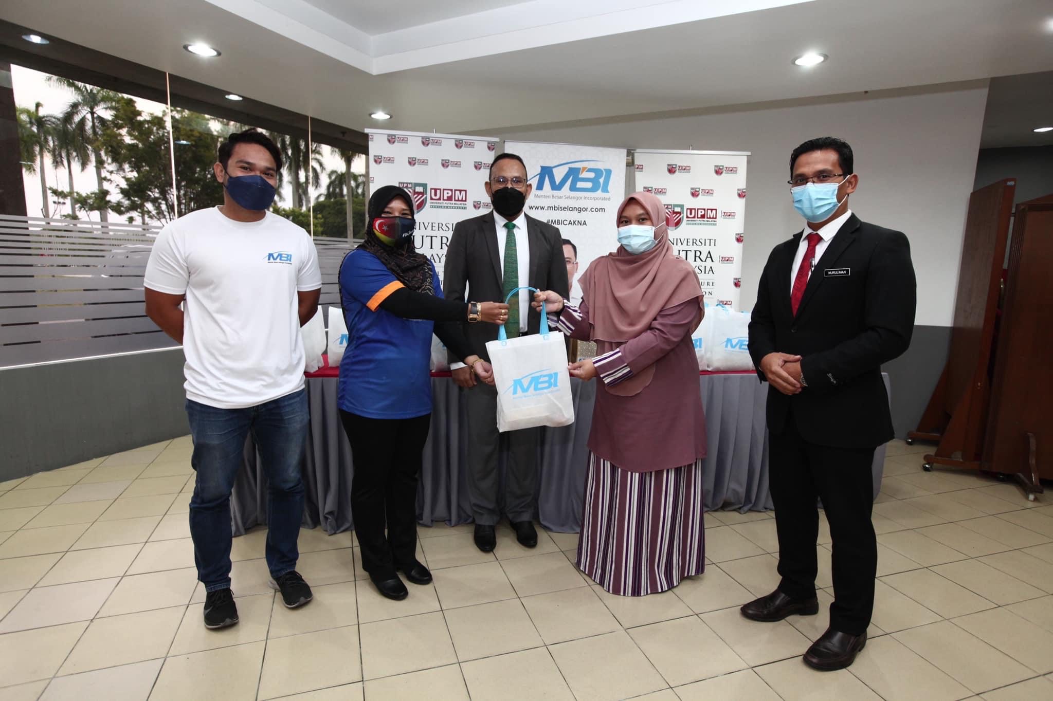 MBI serah 400 pek makanan kepada pelajar UPM