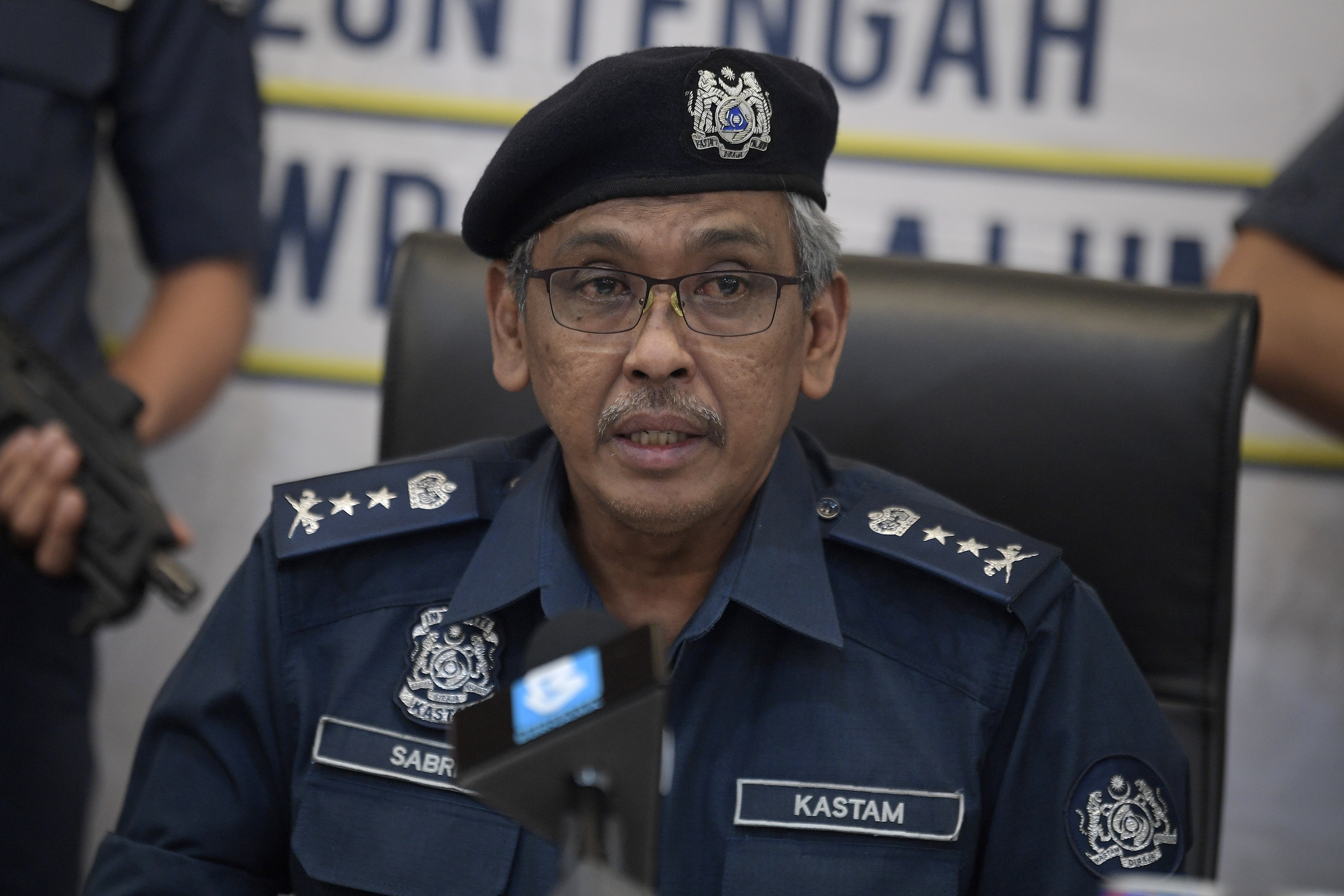 Kastam patah cubaan seludup enam kontena minuman keras, cerut