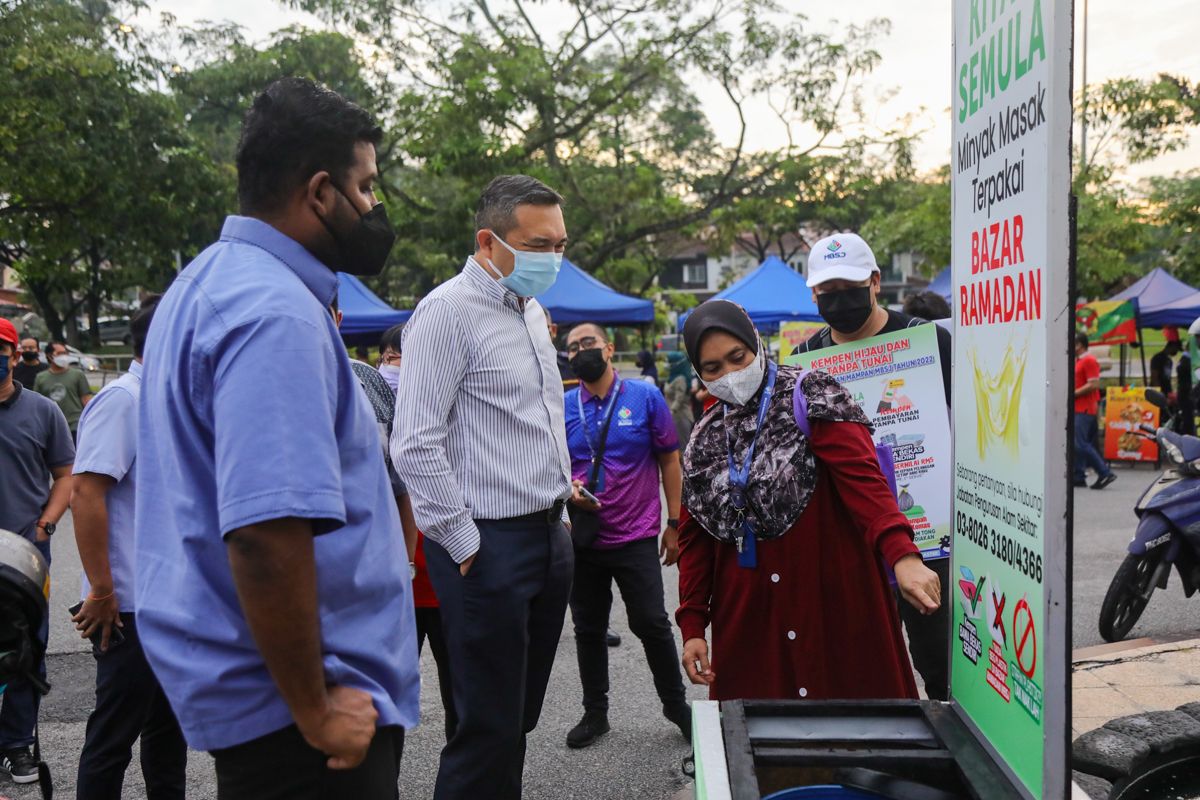 Recycle used cooking oil to conserve environment, Ramadan bazaar traders told
