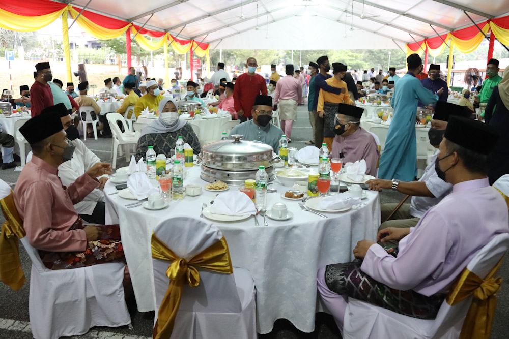 300 warga kerja agensi, jabatan di Gombak berbuka puasa bersama MB