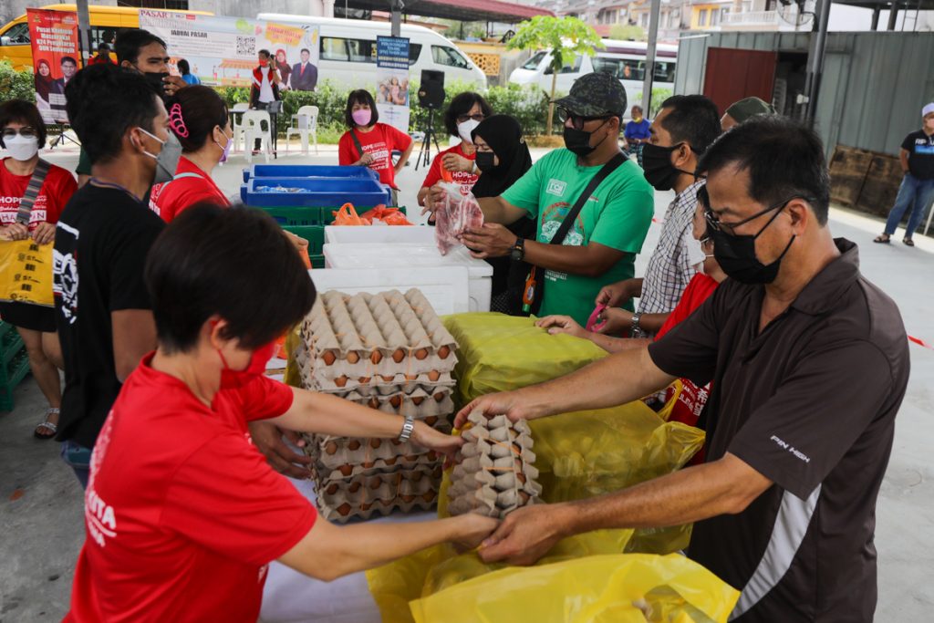 Hundreds of residents seize opportunity to buy cheap chicken, eggs at PKPS sale
