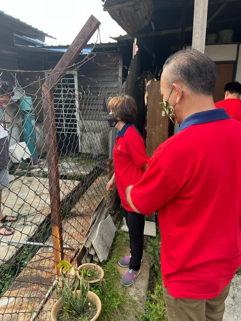 万津各政府单位沿户走访居民 宣扬防范黑斑蚊教育