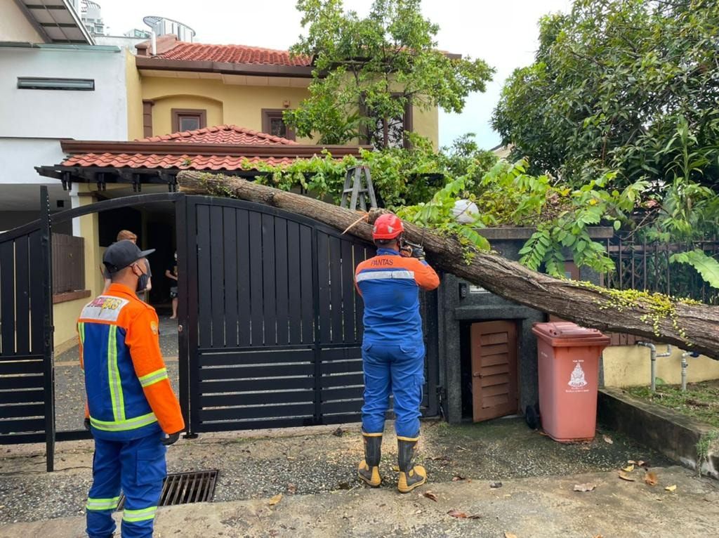 灵市快速行动队 施援清理闪电水灾灾区