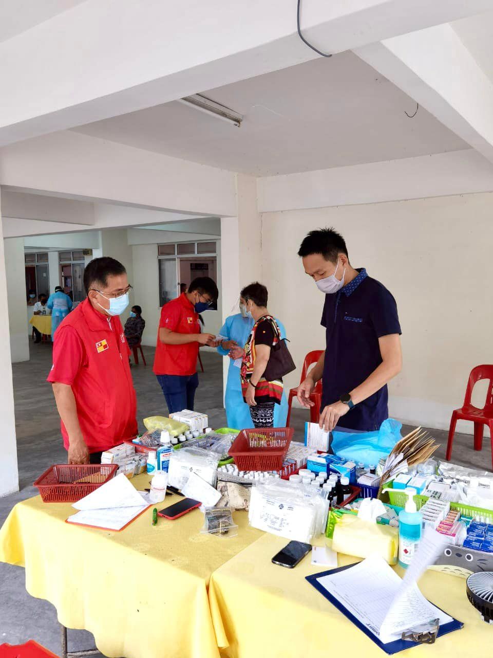 沙登村委会与阿松大合作 昨日免费为村民检查身体