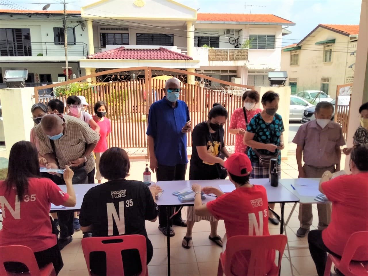 甘榜东姑服务中心派乐龄亲善基金礼券 3至5月生日会员今.明可上门领取
