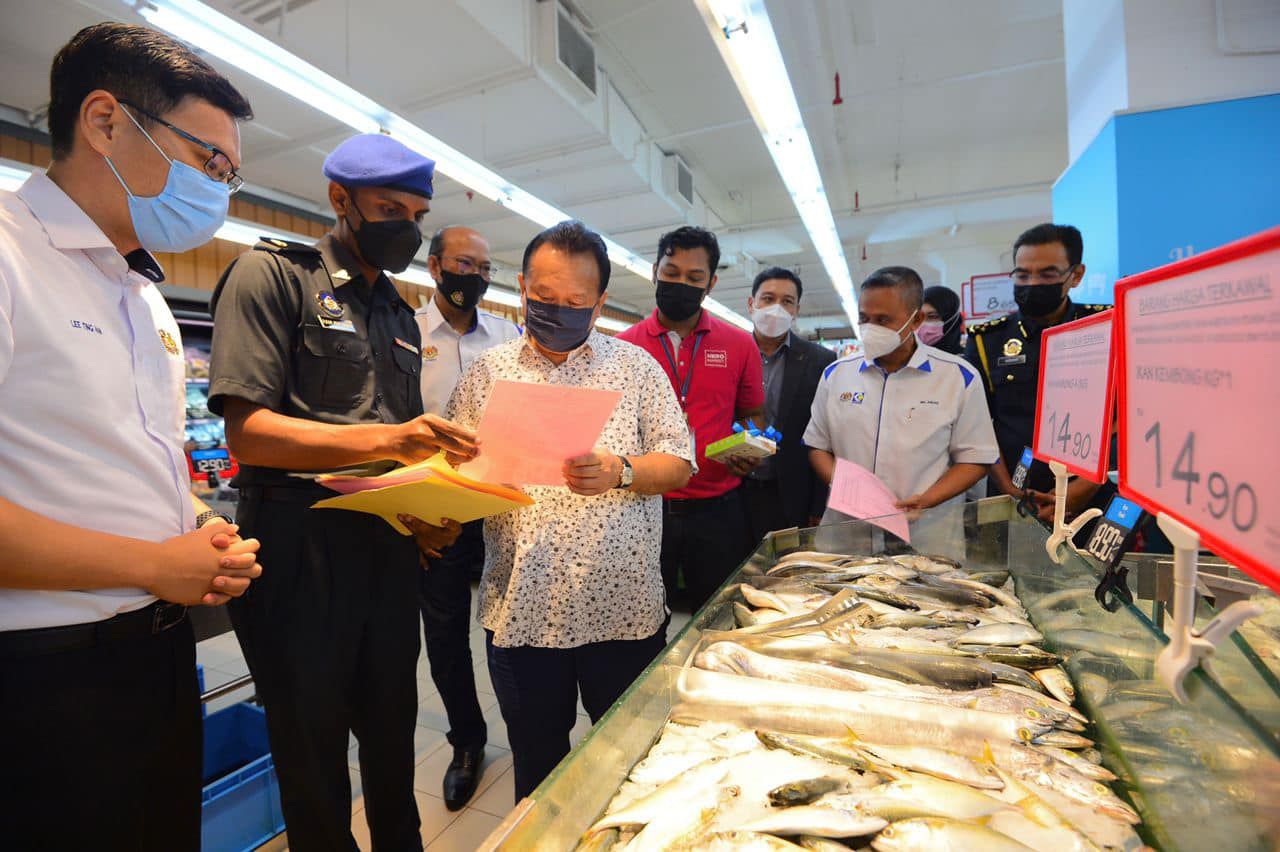 KPDNHEP periksa secara rawak status vaksin pengunjung, pekerja premis