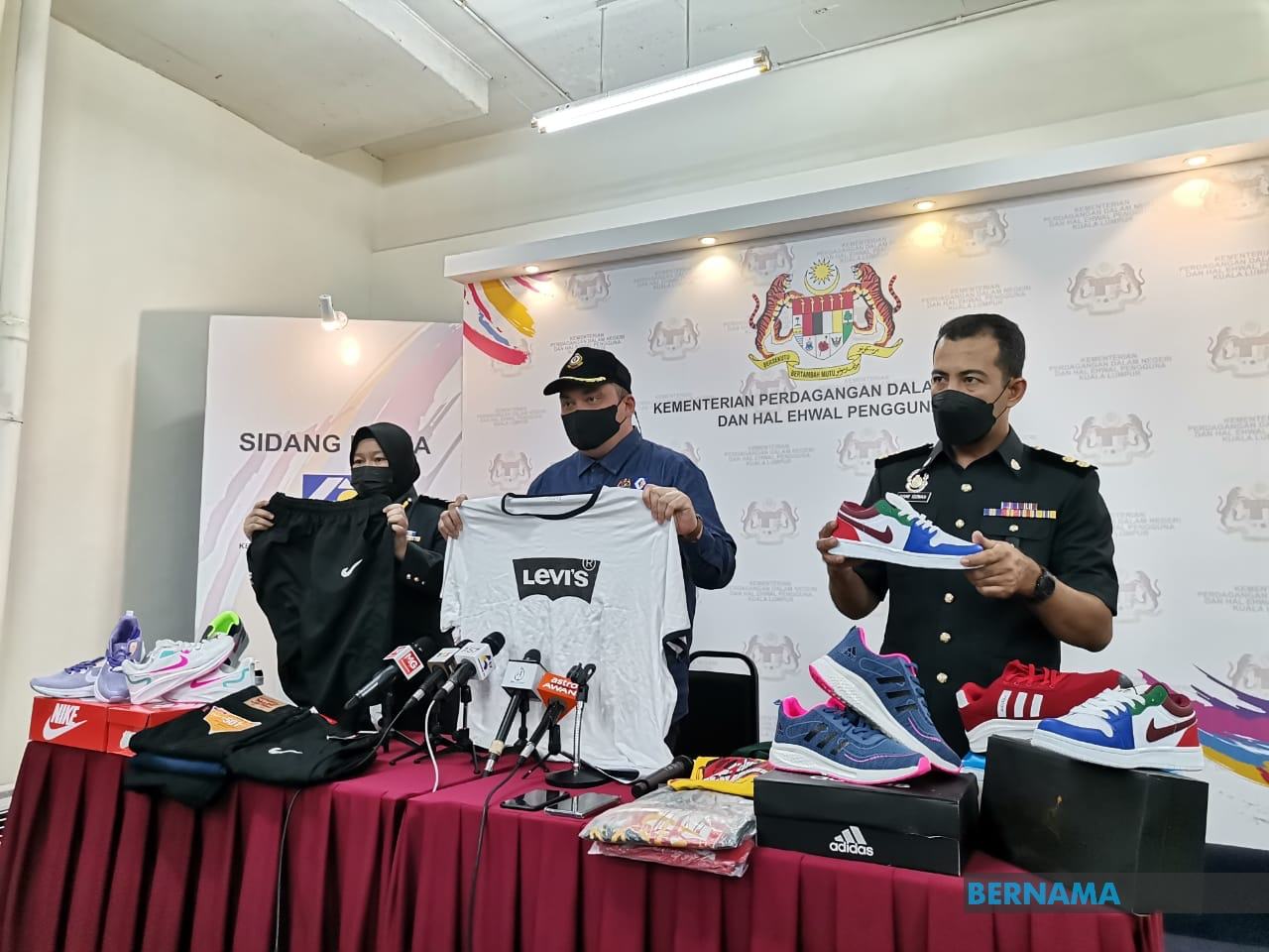 KPDNHEP sita lebih 20,000 barangan tiruan untuk jualan hari raya
