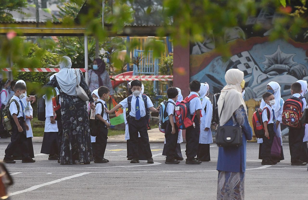 மாணவர்கள் கேன்டீனில் சாப்பிடவும், இணை பாடத்திட்டங்களில் பங்கேற்கவும் அனுமதிக்கப்படுகிறார்கள்