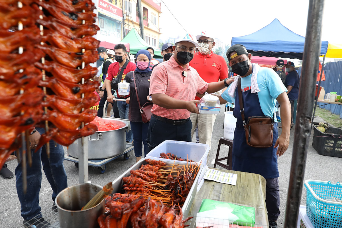 Peniaga, pengunjung bazar Ramadan Selayang Baru terima bubur lambuk, kurma