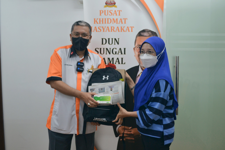 双溪拉玛州议员拨逾5万 赠31位B40学生手提电脑