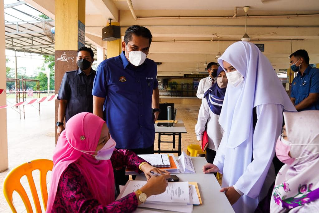 Lebih dua juta pelajar sekolah menengah mulakan sesi persekolah bersemuka hari ini