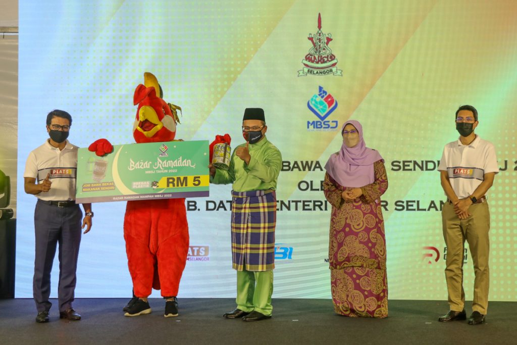 Bringing own containers to Ramadan bazaars is early step to plastic-free society
