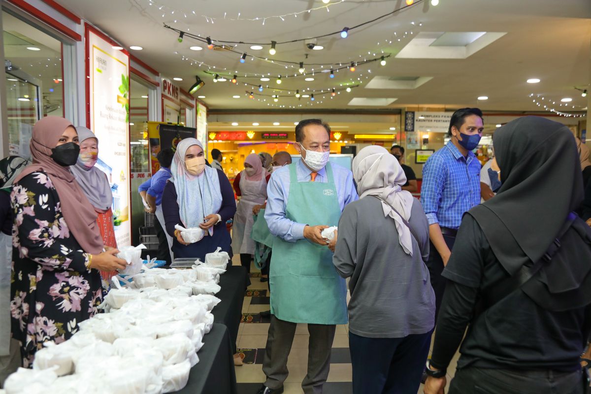 PKNS teruskan tradisi Ramadan, agih 4,000 bubur lambuk