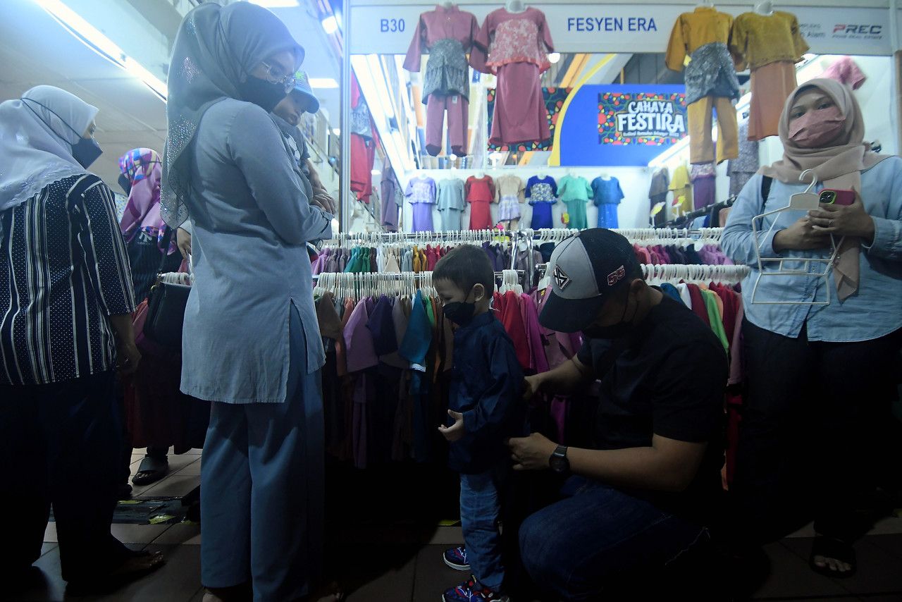 Pusat pakaian di Shah Alam sesak, orang ramai 'balas dendam' buat persiapan raya