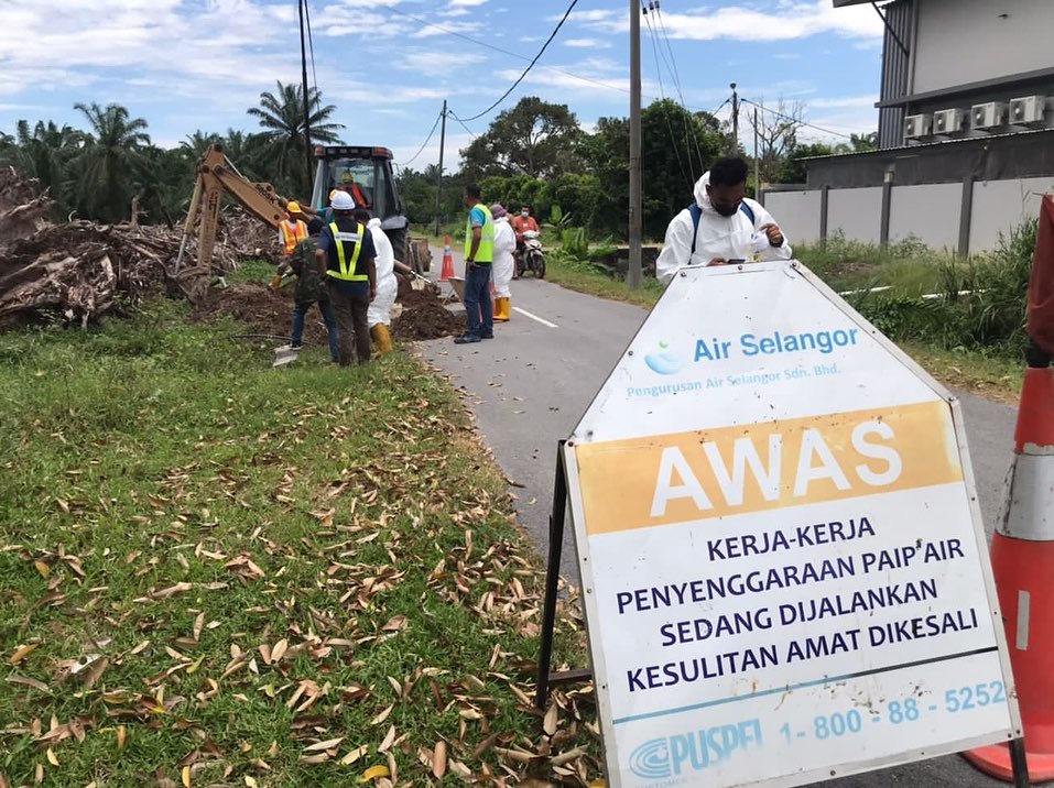 Ladang ternakan khinzir sambung paip air secara haram kena tindakan