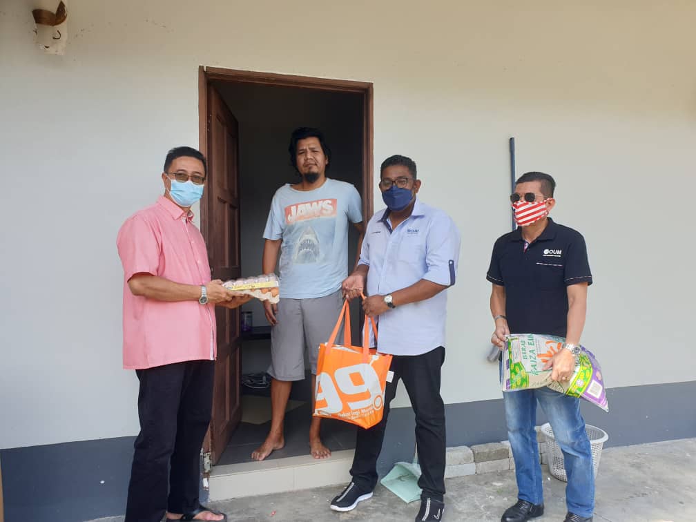 OUM Shah Alam agih keperluan raya buat penduduk susah