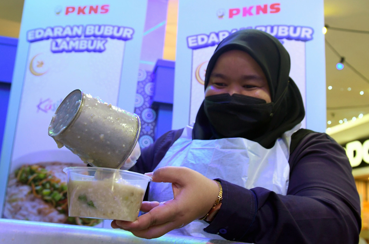 PKNS revives decades-old tradition, distributes 4,000 bubur lambuk packets for free