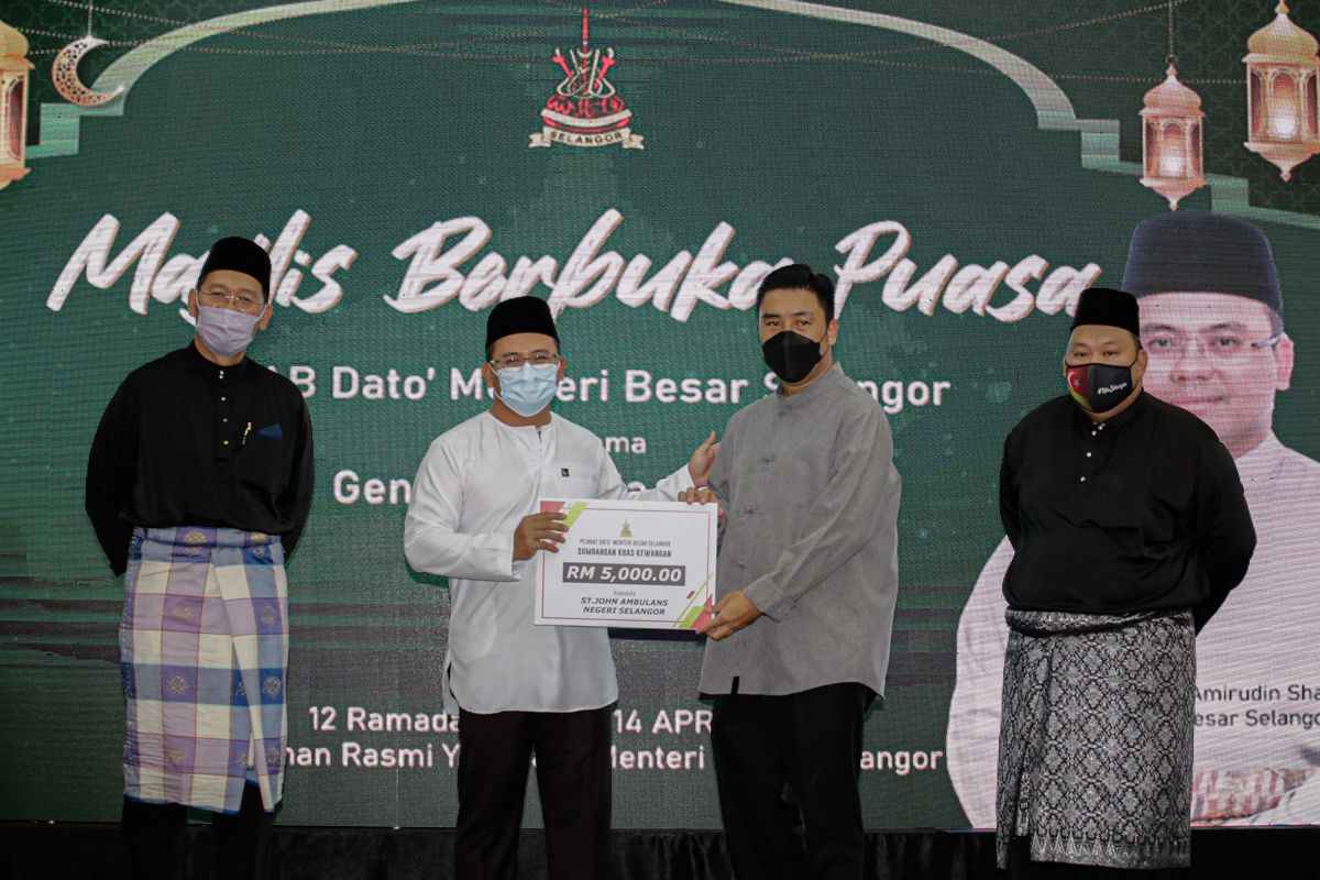 300 இளைஞர்களுடன் மந்திரி புசார் நோன்பு துறப்பு நிகழ்வில் கலந்து கொண்டார்