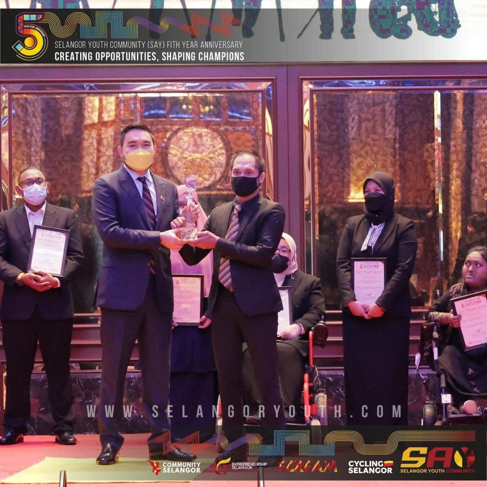 Accomplished putu piring seller becomes SAY Lead winner